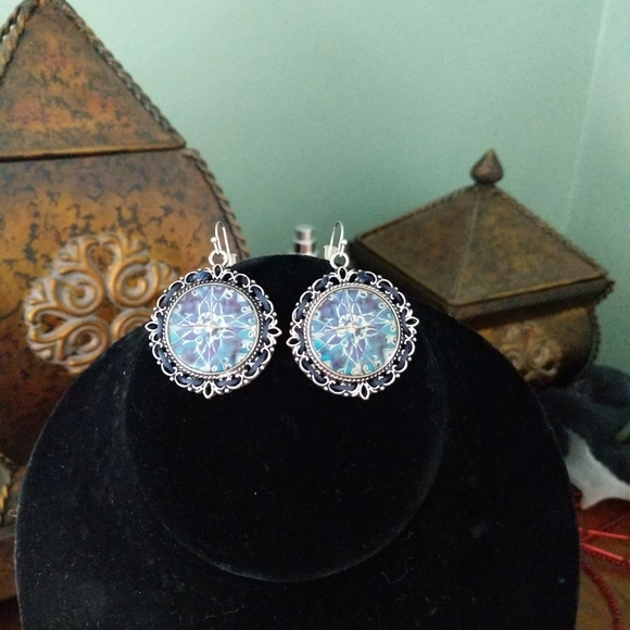 Jewelry - Pretty blue glass earrings